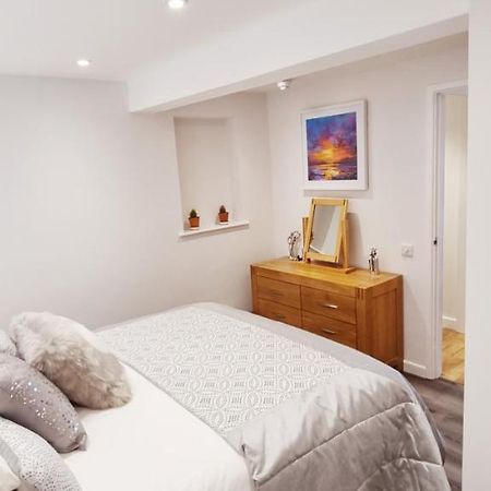 Вилла Marthys House With Hot Tub Лу Экстерьер фото