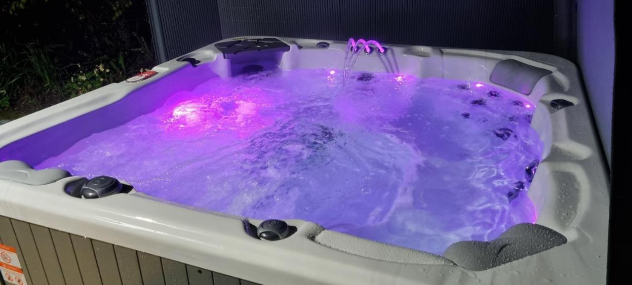 Вилла Marthys House With Hot Tub Лу Экстерьер фото