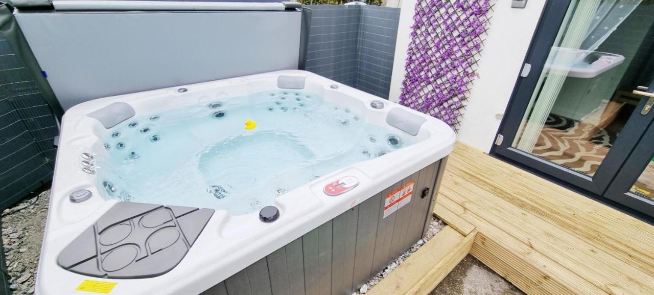Вилла Marthys House With Hot Tub Лу Экстерьер фото