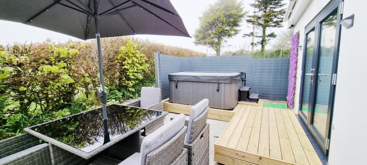 Вилла Marthys House With Hot Tub Лу Экстерьер фото
