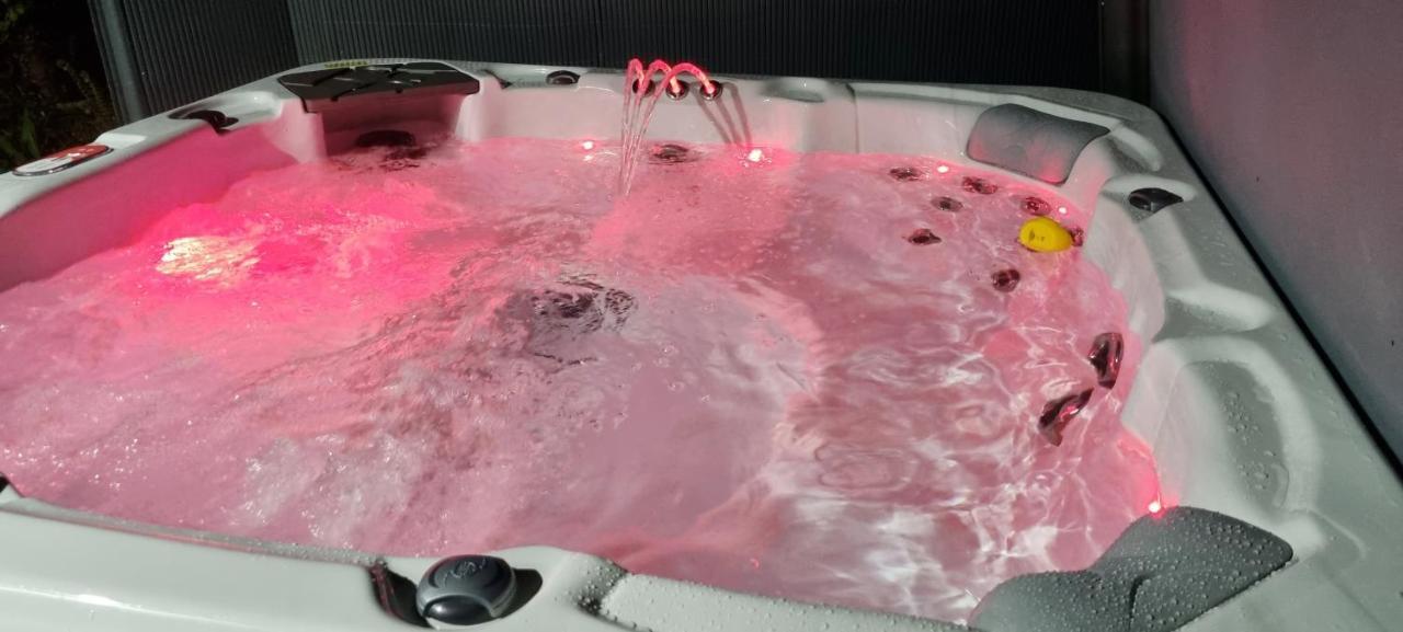 Вилла Marthys House With Hot Tub Лу Экстерьер фото