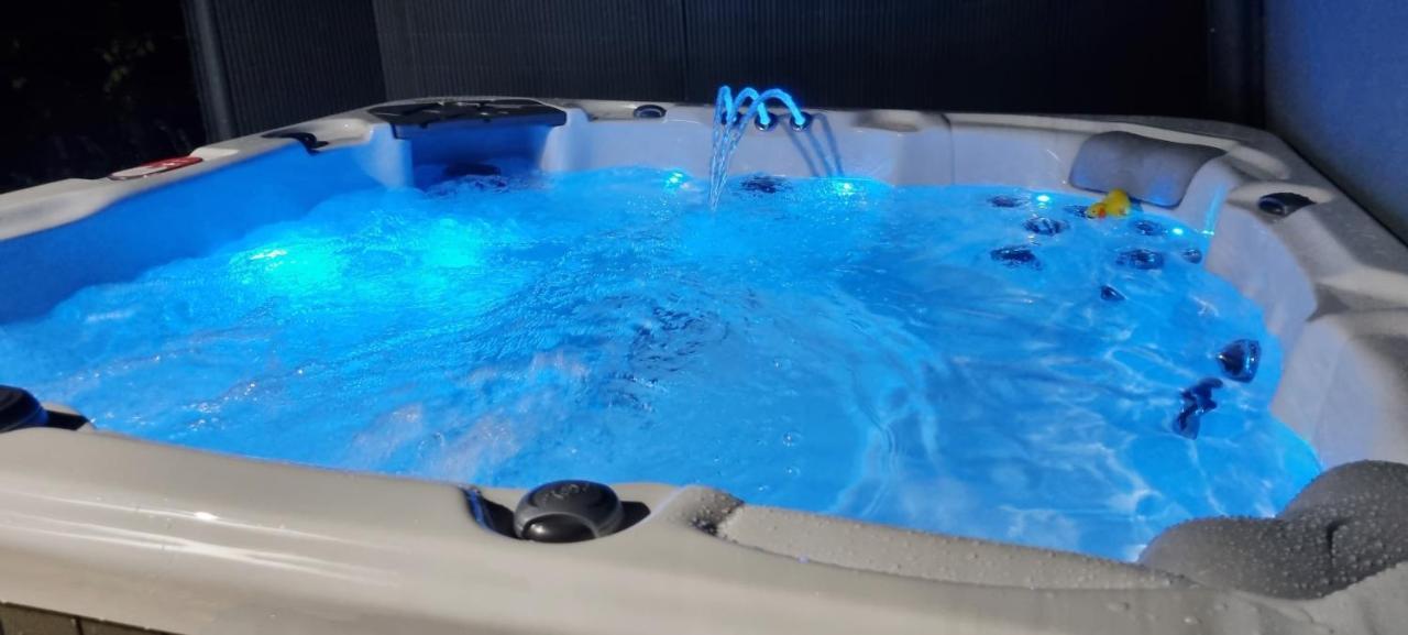 Вилла Marthys House With Hot Tub Лу Экстерьер фото